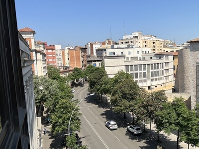 Piso en venta en Centre - Girona de 3 habitaciones con garaje y muebles