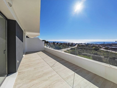 Precioso ático dúplex con espectaculares vistas al mar en venta en Estepona. Málaga