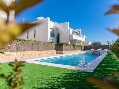 Venta de piso en Cabo Roig - La Zenia de 3 habitaciones con terraza y piscina