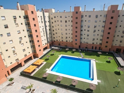 Venta de piso en Colores - Entreparques de 4 habitaciones con terraza y piscina