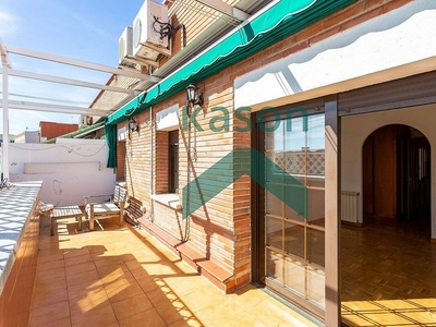 Ático en venta en Adelfas de 2 habitaciones con terraza y garaje