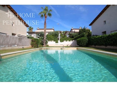 Bonita casa esquinera con jardín privado y piscina comunitaria en Sitges!!