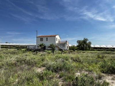 Casa con terreno en Alicante