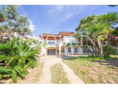 Casa en Cabrils - gran jardín y piscina privada