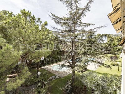 Piso en alquiler en Pedralbes de 4 habitaciones con terraza y piscina