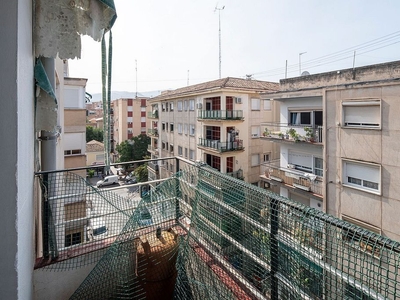Venta de ático en Barrio de Zaidín de 3 habitaciones con terraza y balcón