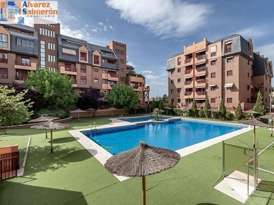 Venta de piso en Cervantes de 3 habitaciones con terraza y piscina