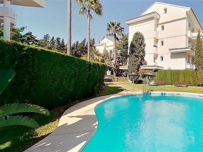 Venta de piso en Guadalmina de 3 habitaciones con terraza y piscina