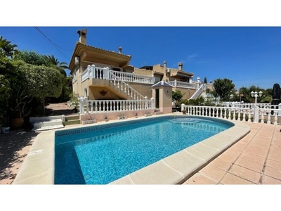 Villa de 3 dormitorios con gran parcela y piscina en Los Balcones
