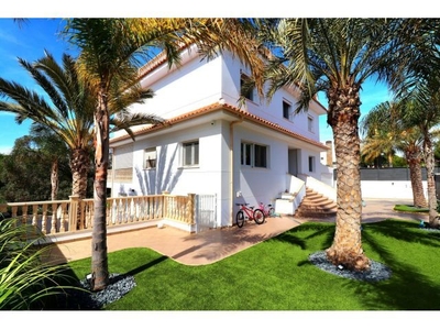 Villa de 5 dormitorios con piscina climatizada en Campoamor.