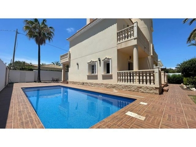 Villa de lujo de 4 dormitorios, piscina y 491m2 de parcela muy cerca del mar, en Cabo Roig