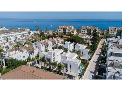 Villa de lujo de 4 dormitorios y 5 baños a 100m de la playa. Río Verde, Milla de Oro, Marbella