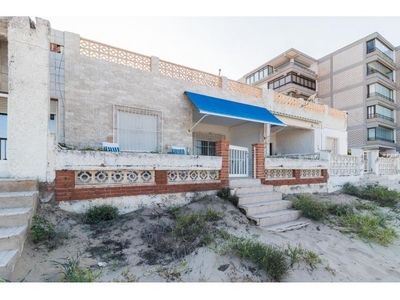 Vivienda en primera línea de playa, junto al mar. En Guardamar del Segura