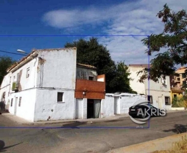 Estupendo terreno urbano en Toledo con edificaciones en su interior, ¡visítelo!