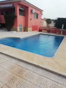 Villa en venta con piscina y jardín Cometa Carrió Calpe.