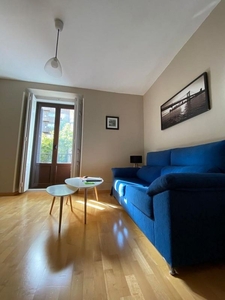 Alquiler de piso en calle Alcalá de 2 habitaciones con terraza y muebles