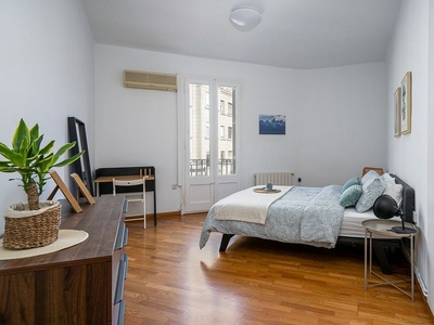 Alquiler de piso en calle De París de 2 habitaciones con terraza y muebles
