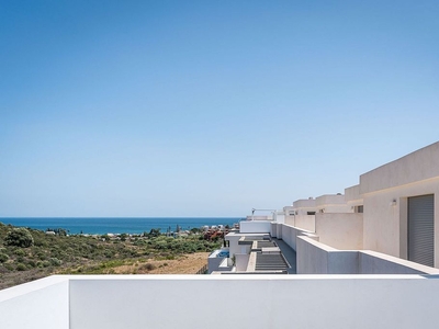 Ático en venta en urbanización Serenity Views de 2 habitaciones con terraza y piscina