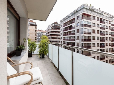Piso en venta en calle Jose Maria Salaberria de 3 habitaciones con terraza y balcón