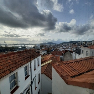 Piso en venta en Centro - Ferrol de 5 habitaciones con terraza y balcón
