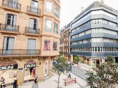 Piso en venta en Centro - San Sebastián-Donostia de 4 habitaciones con balcón y calefacción