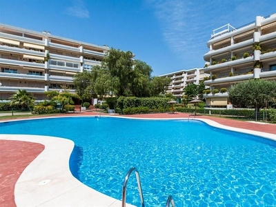Piso en venta en urbanización Cortes Campos de Guadalmina Edificio de 3 habitaciones con terraza y piscina