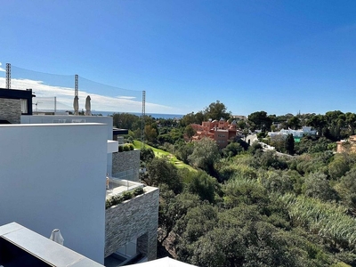 Venta de ático en Cabo Pino - Reserva de Marbella de 2 habitaciones con terraza y piscina