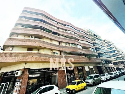 Venta de piso en Centro - Alicante de 2 habitaciones con terraza y garaje