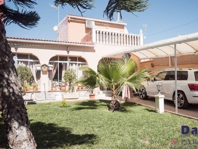 Villa con terreno en venta en la Avenida de Baleares' Torrevieja