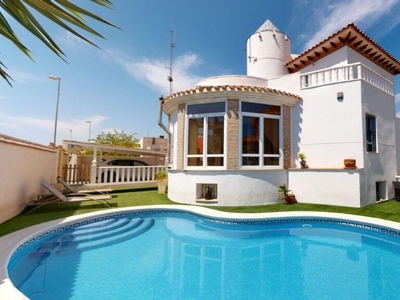 Villa con terreno en venta en la calle del Ciprés' Orihuela