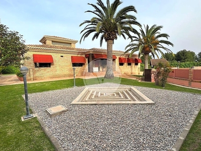 Villa con terreno en venta en la Plaça Major' Paterna