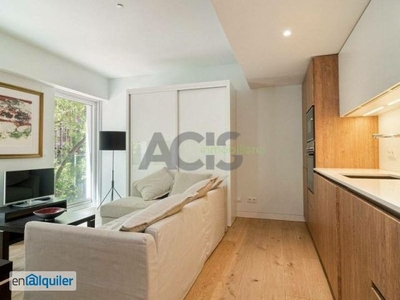 Estudio Moderno de 1 Dormitorio en Madrid con 54 m²