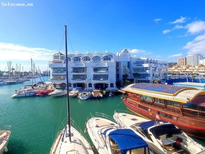 Exclusivo apartamento situado en Puerto Marina, Benalmádena, con vistas a los barcos.