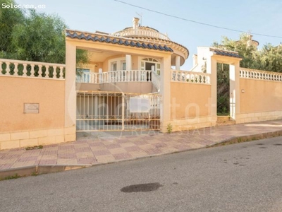 Villa independiente con piscina privada a la venta en Vistabella (Jacarilla,