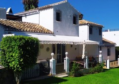 Casa adosada con 3 habitaciones con aire acondicionado en Marbella