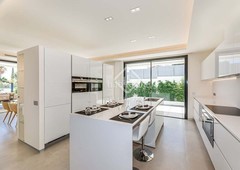 Chalet casa / villa de obra nueva de 6 dormitorios con 312m² terraza en venta en milla de oro en Marbella