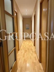 Ático fantástico piso exterior totalmente reformado de 3 habitaciones y 2 baños con trastero y parquing en Lleida