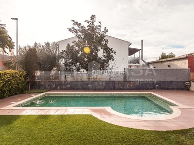 Casa con 4 habitaciones con piscina en Montornès del Vallès