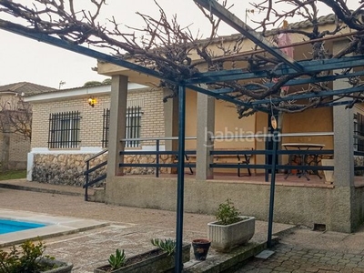 Chalet con 3 habitaciones amueblado con parking y piscina en Valdelaguna