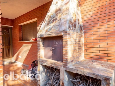 Chalet independiente en el catllar, con 190 m2, 4 habitaciones y 2 baños, garaje, trastero, aire acondicionado y calefacción central de gasoil. en Catllar (El)