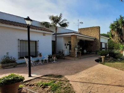 Chalet independiente con terreno en venta en la Carretera de la Jara' Sanlúcar de Barrameda