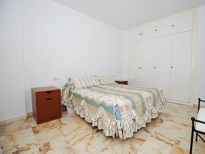 Piso con 3 habitaciones con parking, aire acondicionado y vistas al mar en Benalmádena