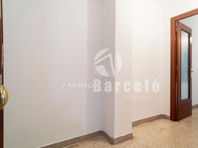 Piso en venta , con 72 m2, 3 habitaciones y 1 baños, ascensor y calefacción radiadores. en Barcelona