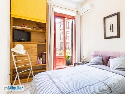 Soleado apartamento de 1 dormitorio con aire acondicionado y balcón en alquiler en Malasaña