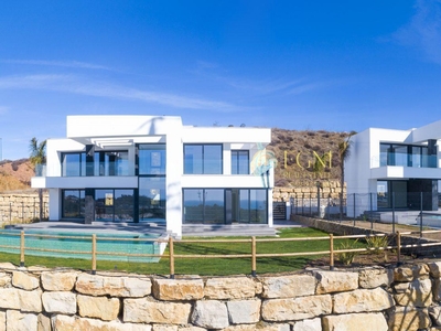 Villa con terreno en venta en la Los Cortijos del Arroyo' Málaga