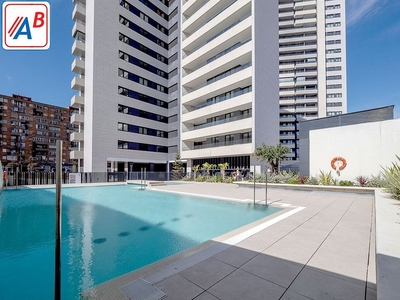 Alquiler de piso en avenida Navarra de 3 habitaciones con terraza y piscina