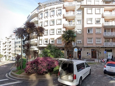 Alquiler de piso en Praza España - Casablanca de 4 habitaciones con calefacción y ascensor