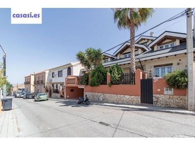 Casa de enormes dimensiones estilo nórdico con 5 habitaciones, 2 baños y garaje para 4 vehículos.