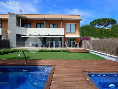 Casa en venta cerca del puerto deportivo de Masnou y de la playa de Alella, en la cosa de Barcelona.