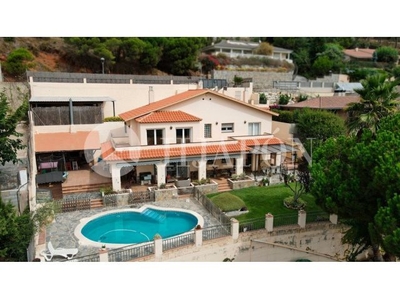 Casa muy acogedora con vistas al mar, piscina, jardín y huerto